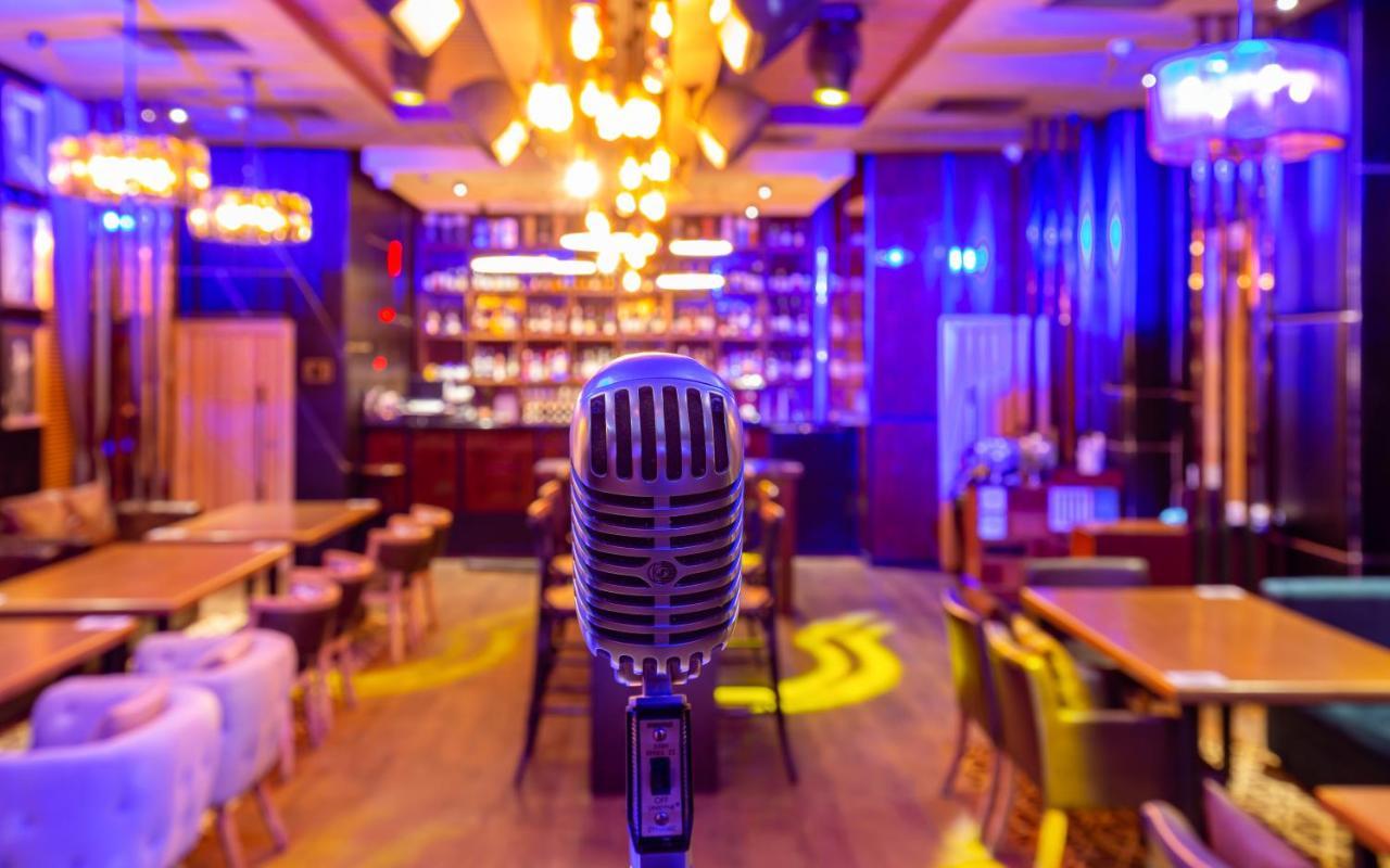 Rixos Borovoe Otel Shchūchīnsk Dış mekan fotoğraf A microphone at a karaoke bar