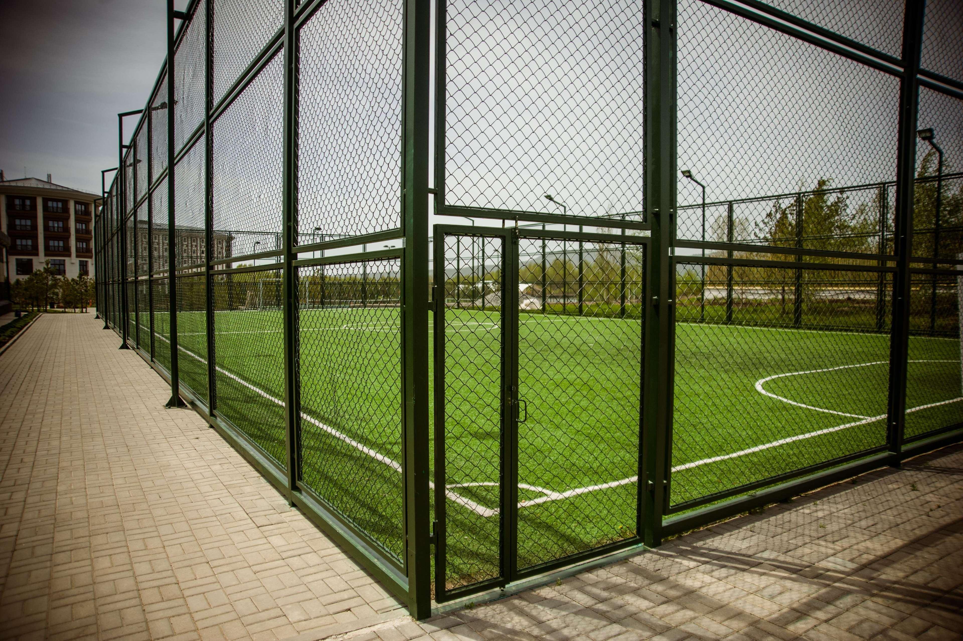 Rixos Borovoe Otel Shchūchīnsk Dış mekan fotoğraf The football field at the school